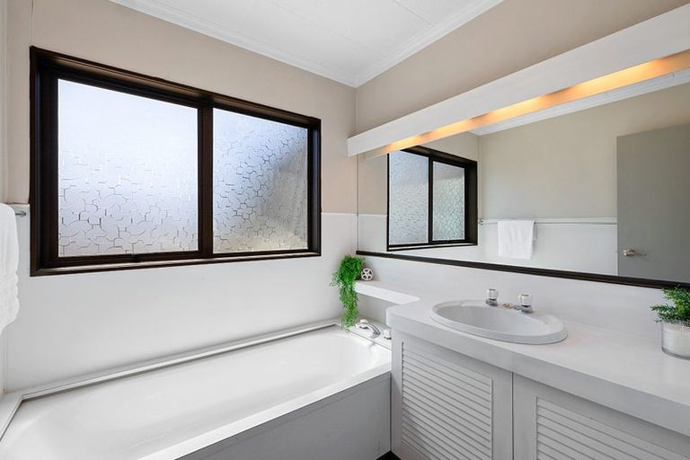 Photo of property in 8 Julian Place, Westown, New Plymouth, 4310