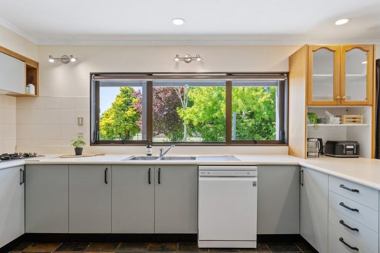 Photo of property in 17 Hind Place, Hokowhitu, Palmerston North, 4410