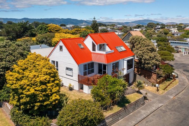 Photo of property in 2 Bermuda Grove, Paraparaumu Beach, Paraparaumu, 5032