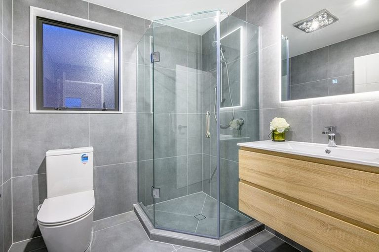 Photo of property in 32 Hea Road, Hobsonville, Auckland, 0616