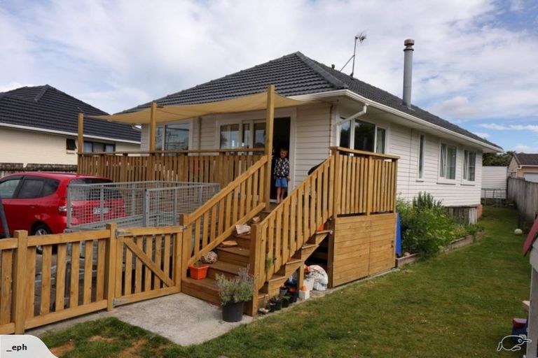 Photo of property in 8 Durham Street, Te Atatu Peninsula, Auckland, 0610