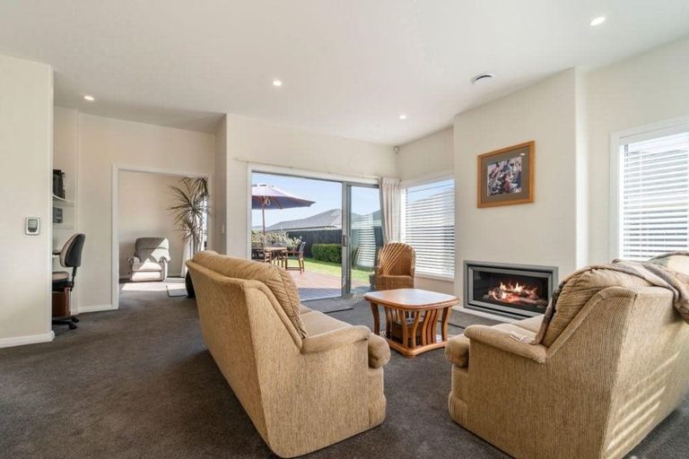 Photo of property in 8 Eric Farley Drive, Kumeu, 0810
