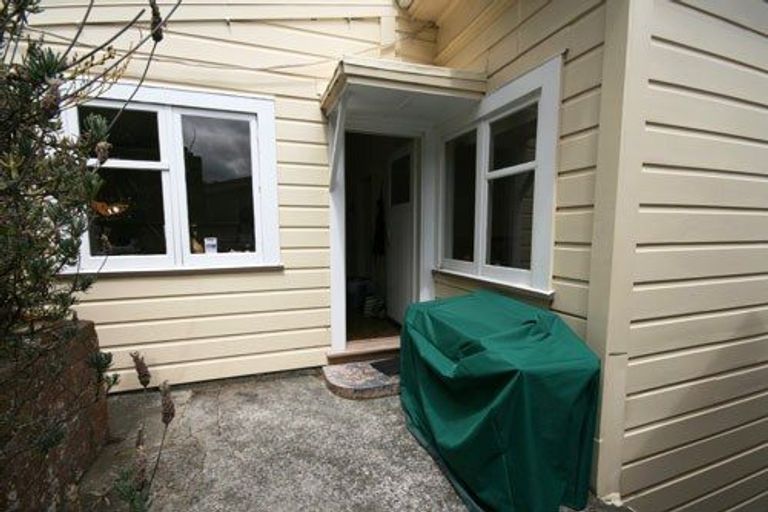Photo of property in 17 Scarborough Terrace, Mount Victoria, Wellington, 6011