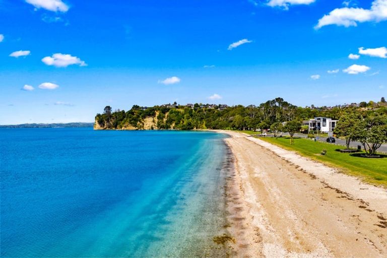 Photo of property in 57 The Esplanade, Eastern Beach, Auckland, 2012