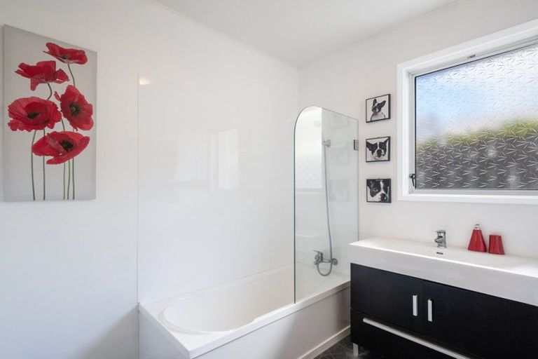 Photo of property in 18 Leybourne Avenue, Waikanae, 5036