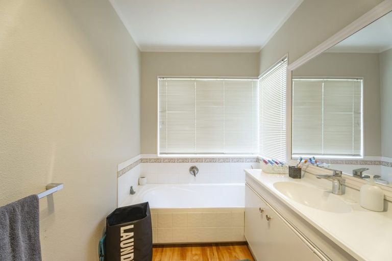 Photo of property in 9 Burleigh Place, Rototuna, Hamilton, 3210