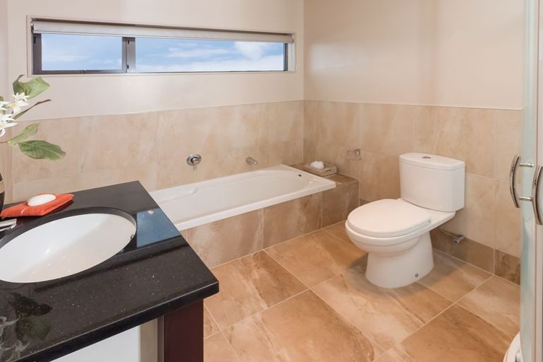 Photo of property in 2 Lucca Crescent, Flat Bush, Auckland, 2019