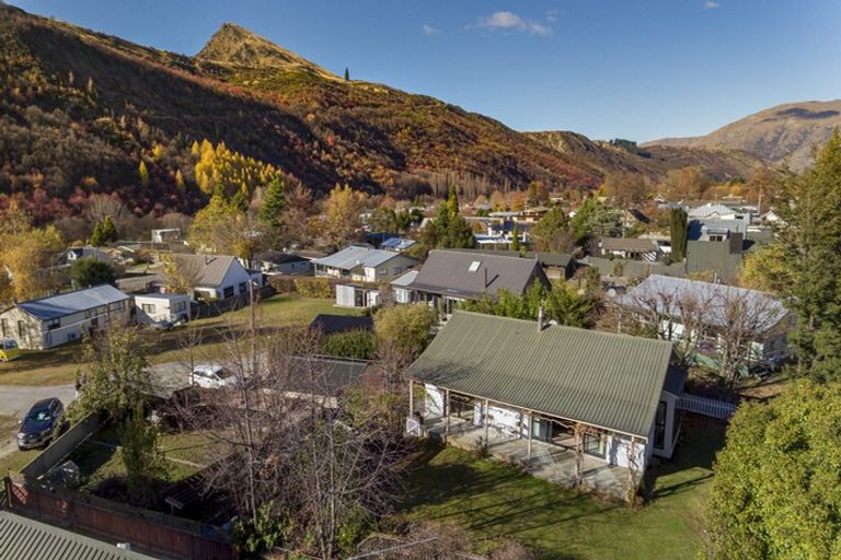 Photo of property in 4 Payne Place, Arrowtown, 9302