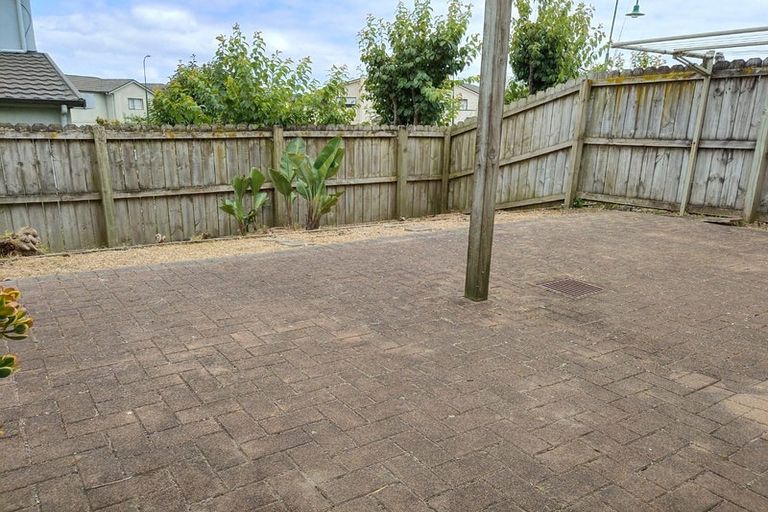 Photo of property in 25 Spalding Rise, Golflands, Auckland, 2013