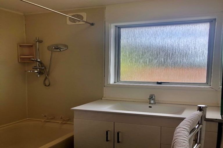 Photo of property in 4a Lavery Place, Sunnynook, Auckland, 0632