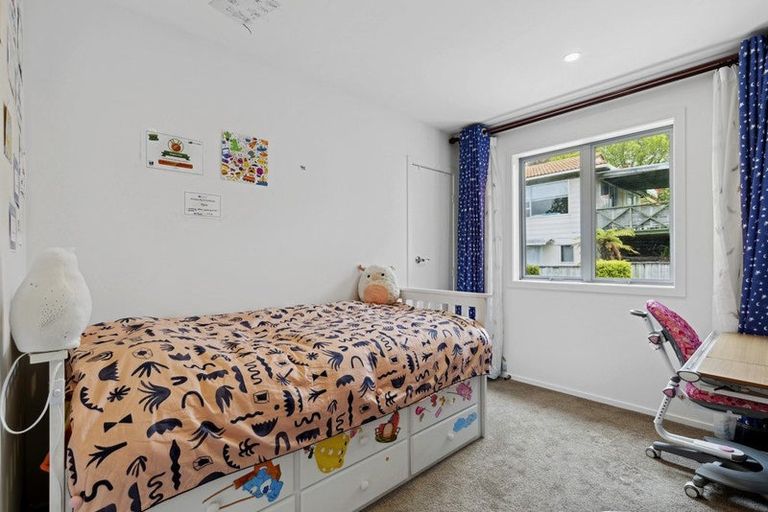 Photo of property in 3 Julia Place, Totara Vale, Auckland, 0629