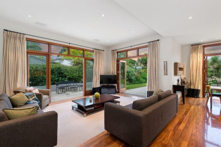 Photo of property in 118 Straven Road, Fendalton, Christchurch, 8014