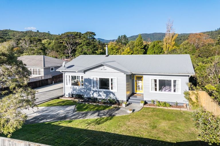 Photo of property in 27 Stanley Street, Wainuiomata, Lower Hutt, 5014