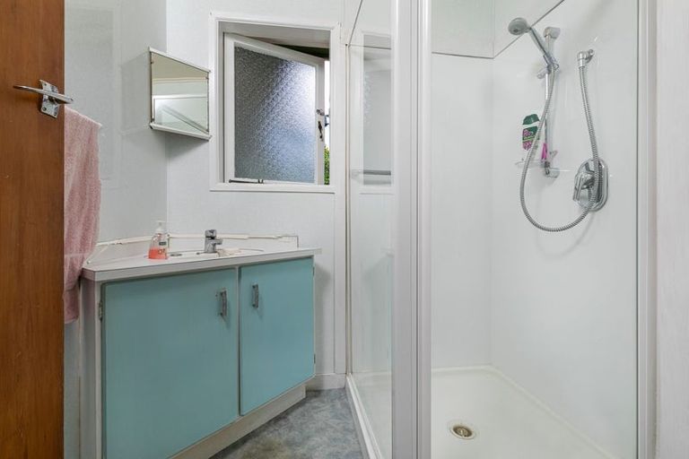 Photo of property in 11 Kingdale Road, Henderson, Auckland, 0610