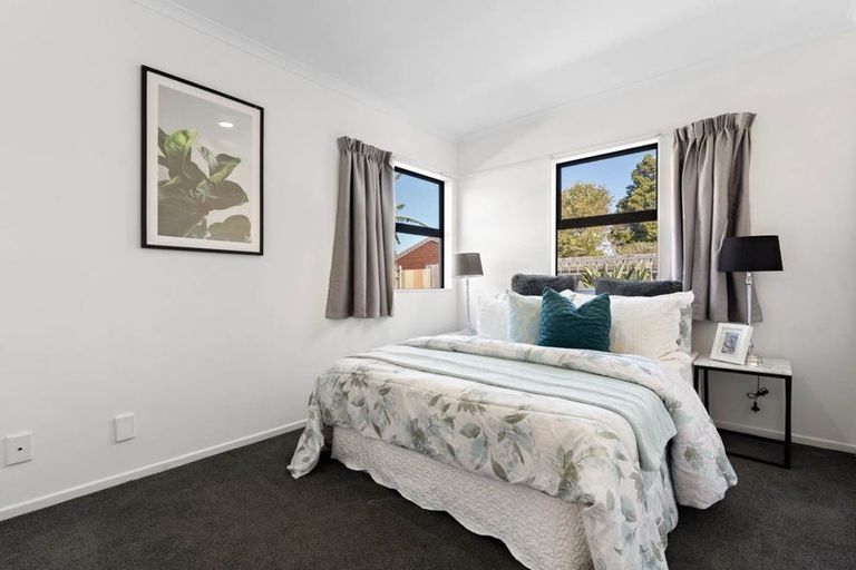 Photo of property in 28 London Street, Te Atatu Peninsula, Auckland, 0610