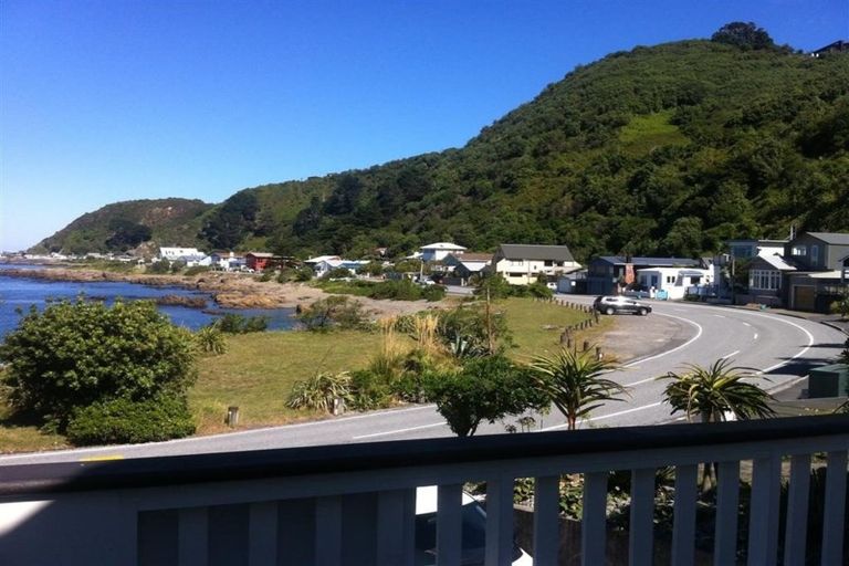 Photo of property in 93 Breaker Bay Road, Breaker Bay, Wellington, 6022