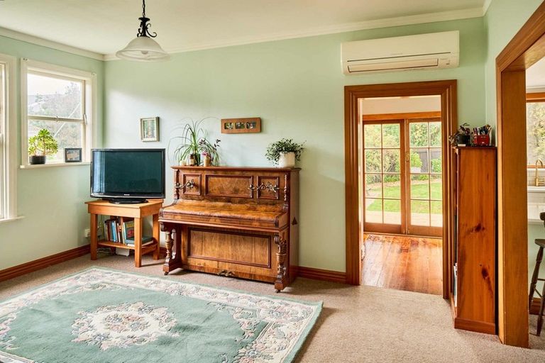 Photo of property in 70 Randwick Crescent, Moera, Lower Hutt, 5010