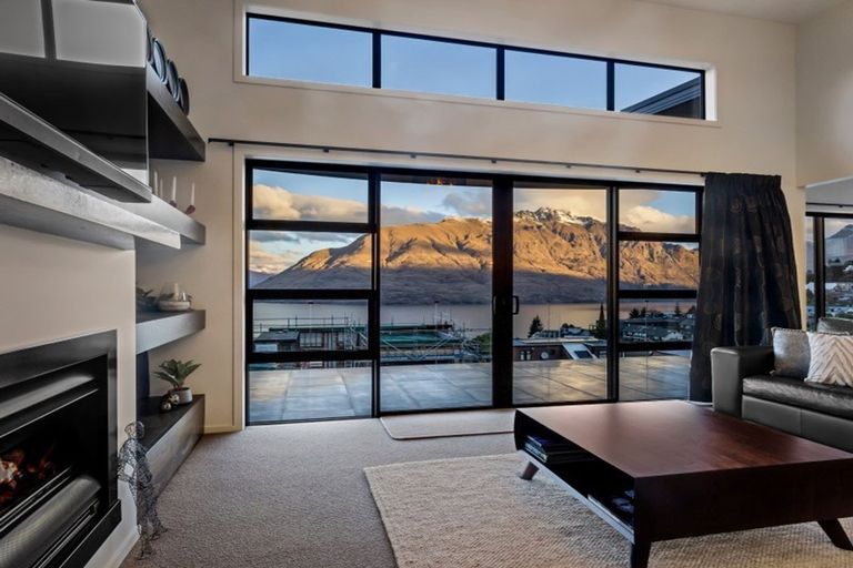 Photo of property in 70 Wynyard Crescent, Fernhill, Queenstown, 9300