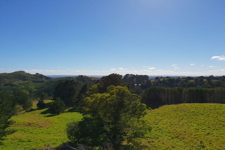 Photo of property in 62 Caton Road, Waitakere, Henderson, 0782