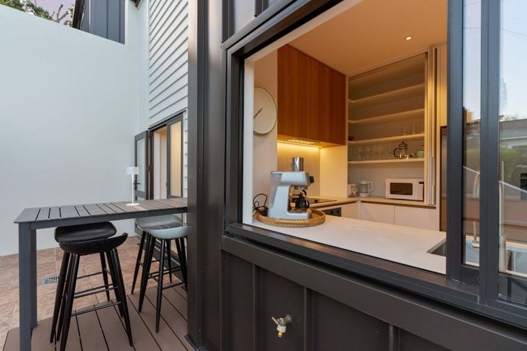 Photo of property in 14b Alfred Street, Northcote Point, Auckland, 0627