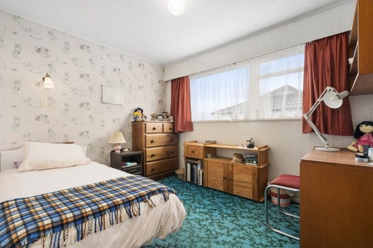 Photo of property in 24 Westview Grove, Miramar, Wellington, 6022