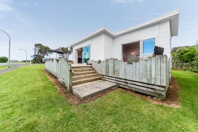 Photo of property in 11 Hector Place, Opunake, 4616