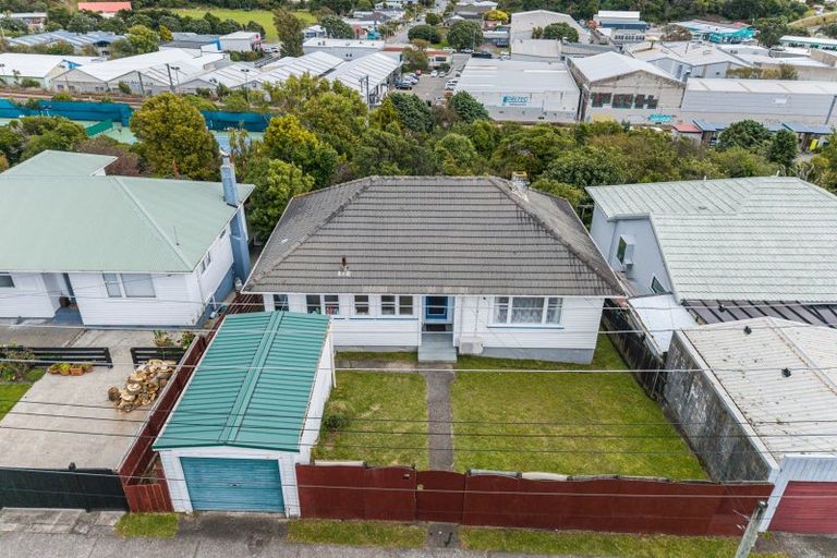 Photo of property in 12 Taylor Terrace, Tawa, Wellington, 5028
