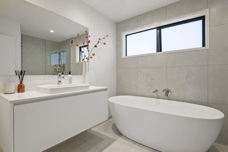 Photo of property in 17 Chatham Avenue, Paremoremo, Auckland, 0632