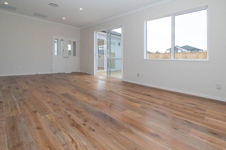 Photo of property in 8 Franheim Crescent, Orewa, 0931
