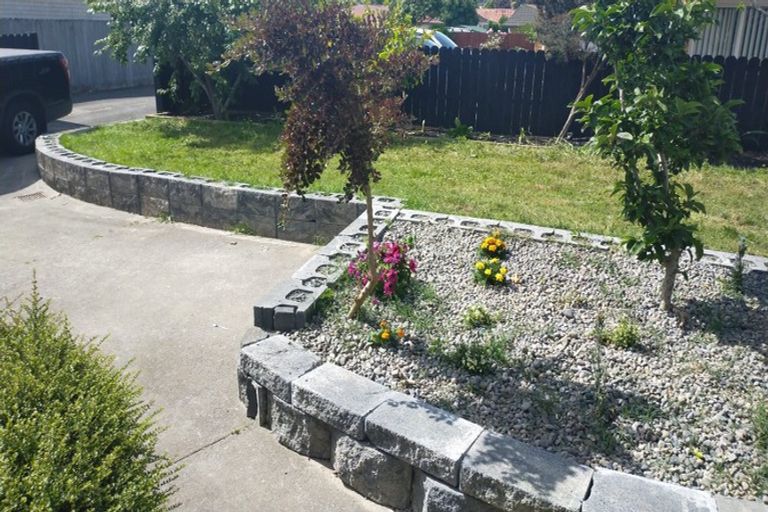 Photo of property in 2/28 Horlicks Place, Randwick Park, Auckland, 2105