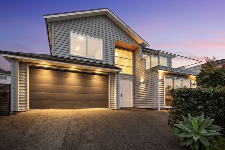 Photo of property in 6 Taraire Place, Orewa, 0931