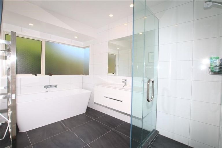 Photo of property in 10 Woodfern Crescent, Titirangi, Auckland, 0604