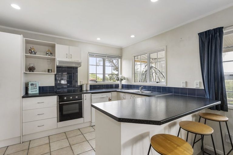 Photo of property in 2/1 Cascades Road, Pakuranga Heights, Auckland, 2010