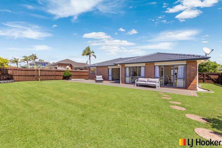 Photo of property in 11 Trossach Place, Wattle Downs, Auckland, 2103