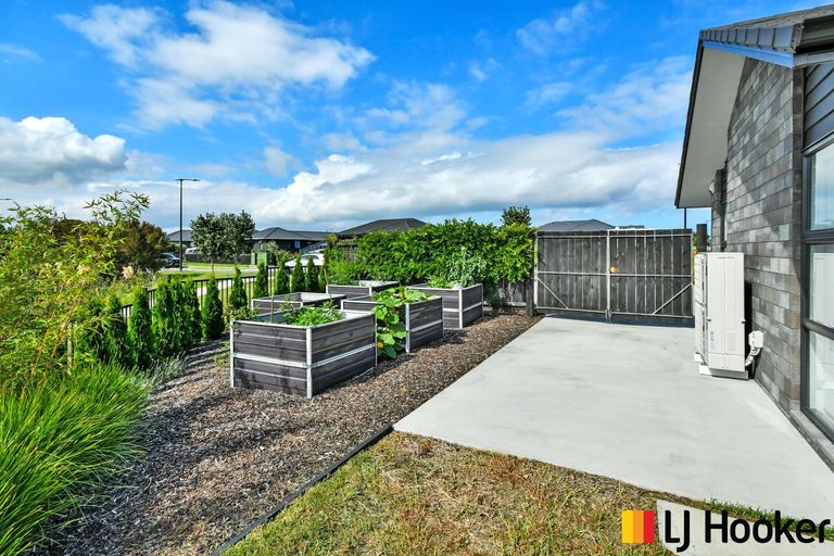Photo of property in 14 Dame Nganeko Drive, Glenbrook, Waiuku, 2681