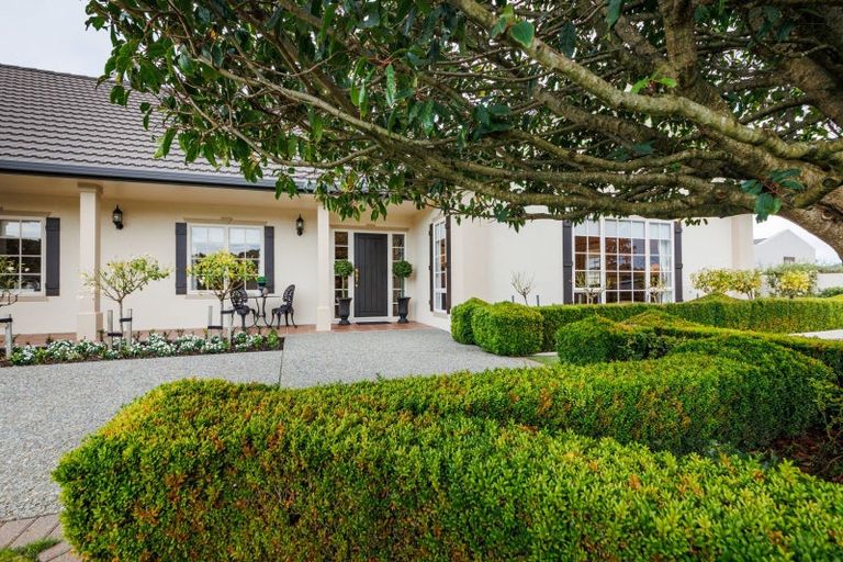 Photo of property in 35 Cashmere Drive, Fitzherbert, Palmerston North, 4410