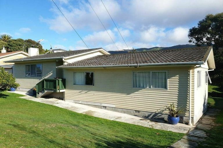 Photo of property in 17 Bell Street, Tawa, Wellington, 5028