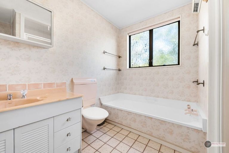 Photo of property in 15a Montgomery Crescent, Clouston Park, Upper Hutt, 5018