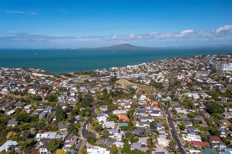 Photo of property in 9 Garmons Way, Castor Bay, Auckland, 0620