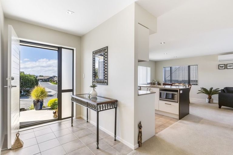 Photo of property in 18 Royalle Mews, Botany Downs, Auckland, 2010