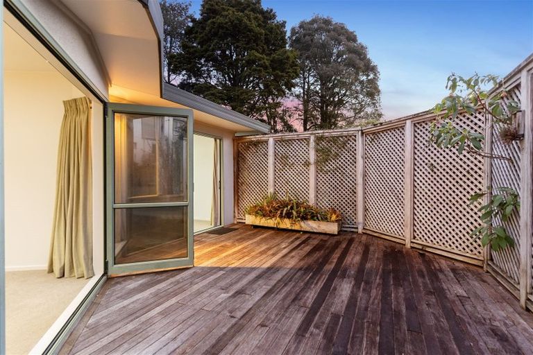 Photo of property in 1/51 Pupuke Road, Birkenhead, Auckland, 0627