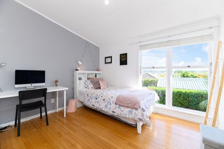 Photo of property in 1/48 Bond Crescent, Forrest Hill, Auckland, 0620