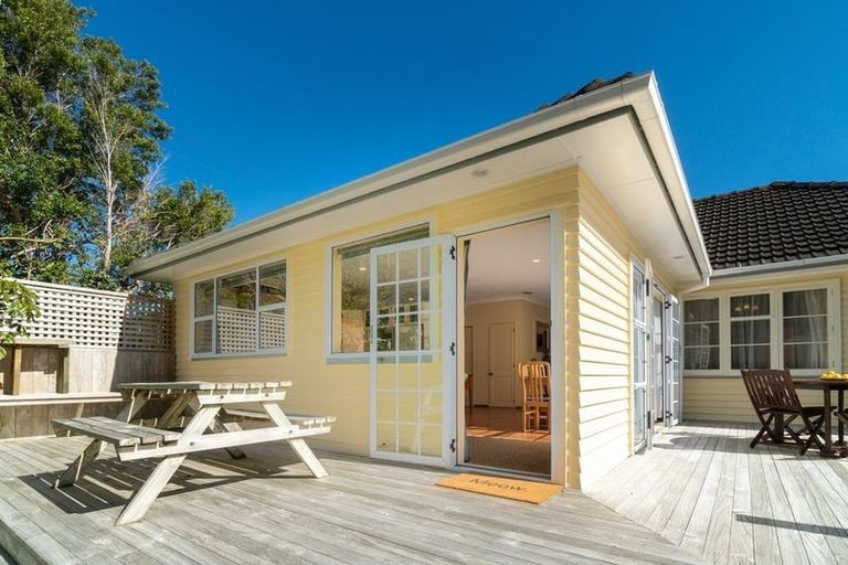 Photo of property in 6 Hinau Street, Tawa, Wellington, 5028