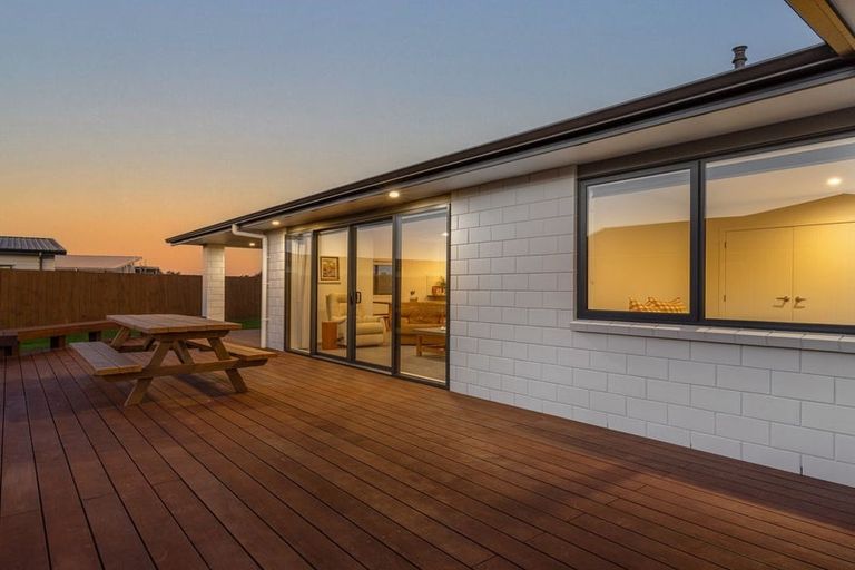 Photo of property in 12 Ash Close, Levin, 5510