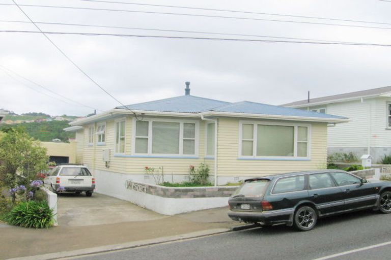 Photo of property in 16 Mills Road, Brooklyn, Wellington, 6021