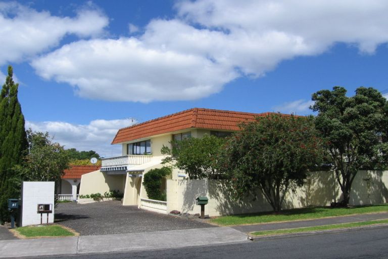Photo of property in 2/95 Aberdeen Road, Castor Bay, Auckland, 0620