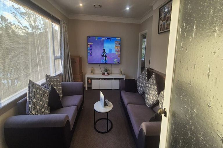 Photo of property in 11 Miles Crescent, Newlands, Wellington, 6037