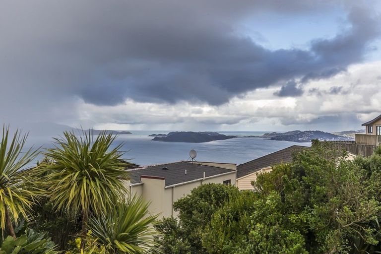 Photo of property in 40a Somes Crescent, Newlands, Wellington, 6037