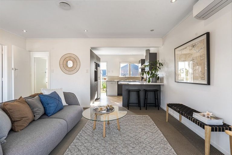 Photo of property in 2/11 Winscombe Street, Belmont, Auckland, 0622