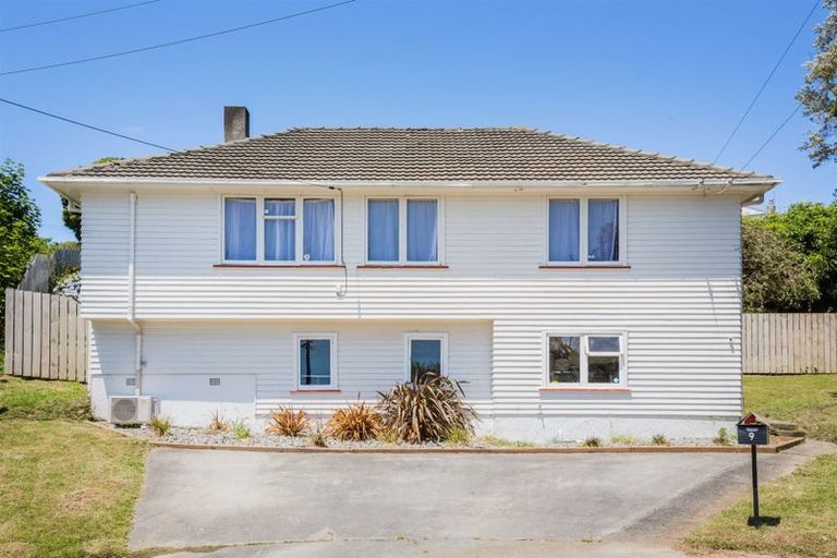 Photo of property in 9 Berkshire Grove, Cannons Creek, Porirua, 5024